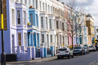 Pastel renkli evler Londra caddesi boyunca pitoresk bir sahne yaratıyor, şehrin eşsiz cazibesini sergiliyor.