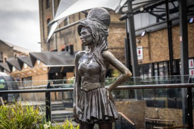 Eski şarkıcı Amy Winehouse 'un bronz heykeli. Ahır pazarında gururla duruyor. Camden Town, Londra.