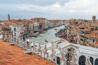 Venedik, İtalya 'daki tarihi binaların ortasındaki büyük kanalda gezinen Gondollar terasotta fayansları olan bir çatıdan görülürler.