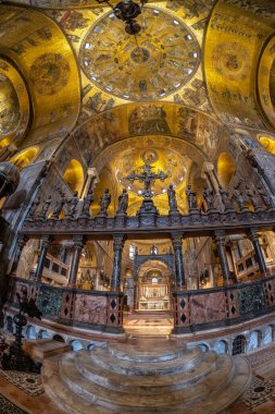 Saint Mark 'ın Venedik, İtalya' daki bazilikasının geniş açı görüntüsü altın mozaikleri, freskleri ve heykelleri gösteriyor.
