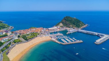 Güneşli bir yaz gününde limanı, sahili ve ikonik San Anton Dağı 'nı gözler önüne seren, Bask ülkesindeki Gipuzkoa sahiline kurulmuş büyüleyici kasaba Getaria' nın hava manzarası.