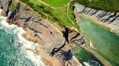 Zumaia 'nın uçan uçurumlarının nefes kesici hava perspektifleri, eşsiz jeolojik oluşumları ve Bask kıyı şeridindeki kara ve denizin dinamik etkileşimini gözler önüne seriyor.
