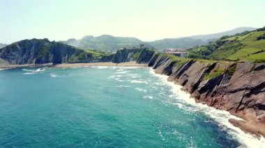 Bask ülkesi İspanya 'daki çarpıcı Zumaia Flysch sahil şeridinin havadan görünüşü eşsiz jeolojik oluşumlarını gözler önüne seriyor.