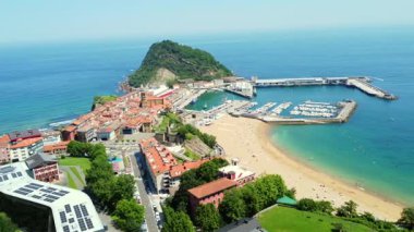 Getaria, pitoresk bir basque kasabası, yüksek görüş açısına sahip, limanı, sahili ve ikonik Mount San Anton 'u sergiliyor.