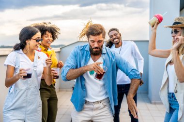 Gençler coşkulu bir çatı partisinde içkinin ve dansın keyfini çıkarıyorlar. Muhteşem bir günbatımının altında yaz akşamlarını kutluyorlar.