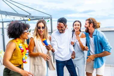 Çeşitli arkadaşlar canlı bir karaoke seansının keyfini çıkarıyorlar. Şarkı söylüyorlar, dans ediyorlar ve canlı bir çatı partisinde kutluyorlar.