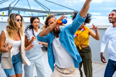 Çeşitli arkadaş grupları canlı bir çatıda kutlama yapıyorlar. Birlikte neşeyle şarkı söyleyip dans ediyorlar. Yazın kaygısız ruhunu kucaklıyorlar.