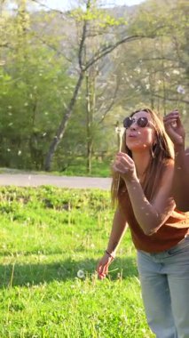 Arkadaşlar çimenli çayırlarda toplanıyor, karahindiba tohumları saçıyor güneşli bahar günlerinde kaygısız anları paylaşıyor, doğa ve birbirleri ile neşeli bir bağ kuruyorlar.