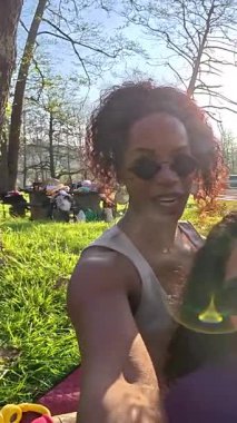 Sunny Park 'ta toplanan bayan arkadaşlar, birlikte rahat bir hafta sonu geçirmenin keyfini çıkarırken, birlikte gülüşmeler ve eğlenceli selfie çekiyorlar.