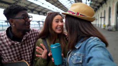 Çeşitli genç arkadaşlar tren istasyonunda beklerken heyecan anlarını yakalıyorlar, yaklaşan yolculuğun beklentilerini paylaşıyorlar.