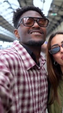 Bir grup çok kültürlü arkadaş unutulmaz anları yakalıyor, selfie çekiyor ve birlikte gülüyorlar.