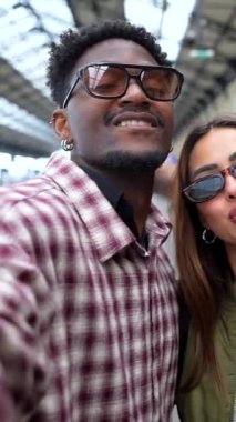 Bir grup çok kültürlü arkadaş unutulmaz anları yakalıyor, selfie çekiyor ve birlikte gülüyorlar.