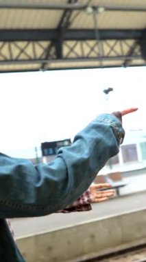 Mutlu arkadaşlar bir tren istasyonuna varır varmaz birlikte selamlar, kucaklar ve gülerler. Birleşmenin ve seyahatin keyfini yakalarlar.