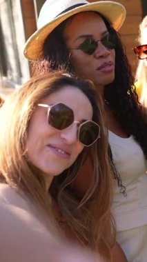 Çeşitli kadın arkadaş grupları yaz tatili sırasında neşeli anlar paylaşıyor, gizli selfieler çekiyor ve birlikte mutluluk saçıyorlar.