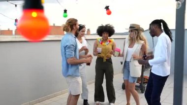 Değişik genç arkadaşlardan oluşan enerjik bir grup dans ediyor, kokteyllerin tadını çıkarıyor ve şehir ışıkları altında canlı çatı katı kutlamalarında unutulmaz anılar yaratıyorlar.