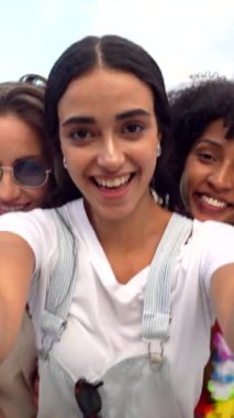 Çeşitli genç kadın grupları gerçek mutluluk anlarını paylaşıyor. Açık hava maceraları sırasında samimi selfie ile arkadaşlıkları yakalıyorlar.