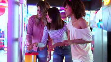 Bayan arkadaşlar birlikte kaliteli zaman geçiriyorlar, heyecanla oyun oynuyorlar, eğleniyorlar ve eğleniyorlar.