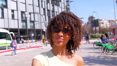 Neşeli bayan gezgin yaz tatilinde kentin arka planında selfie çekerken hatırlanmaya değer bir anı yakalıyor.