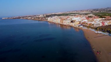 Torreviejas 'ı gözler önüne seren hava manzarası, çarpıcı Akdeniz kıyı şeridi, yüksek irtifa perspektifinden yansıyan ekuyon ve naufragos koyları