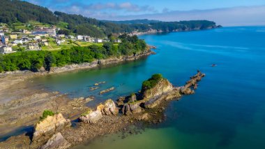 Covas sahilinin havadan görünüşü Cantabrian Denizi 'nin turkuaz sularıyla buluşması kayalık oluşumlar ve yemyeşil yaşam, galiçya, İspanya
