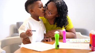 Sanatsal ifade yoluyla aile bağlarını geliştirmek, annelerin çocukları renkli resimlere çekmesi, evde birlikte eğlenceli yaratıcı anlar paylaşmak.