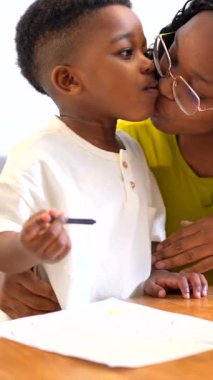 Mutlu aile anları, bir anne oğluyla ve kızıyla güzel vakit geçirir, resim yapar ve birlikte oynar.