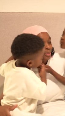 Çocuklar annelerine sevgi ve destek gösteriyorlar. Kanserle mücadele ediyorlar. Zor zamanlarda ailenin önemini vurguluyorlar.