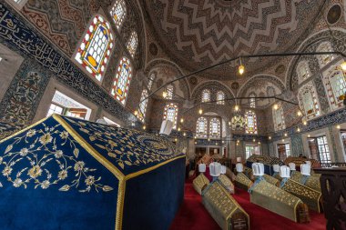 Karmaşık tasarımlarla süslenmiş özenle hazırlanmış lahit, Süleyman Camii 'nin mozolesinde yer almakta, Osmanlı sanatını ve tarihini sergilemektedir.