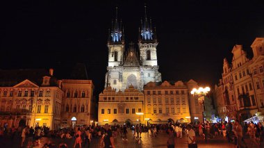 Turistler geceleri Prag 'da Tyn' den önce eski kasaba meydanında ve kilisede yürüyüp eğleniyorlar.