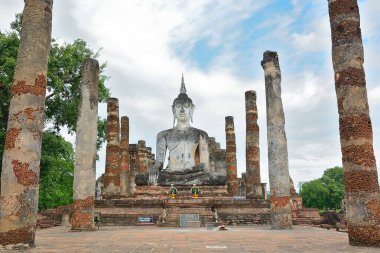 Serene Buddha heykeli antik kalıntıların arasında, sukhothai 'nin zengin ruhsal ve mimari mirasını sergiliyor.