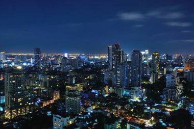Bangkok 'un geceleri ışıl ışıl parlayan gökdelenleri ve Tayland' ın başkentinde hareketli şehir yaşamını gözler önüne seriyor.