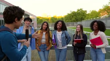 Erkek öğrenci gazeteci, modern bir üniversite binasının dışında çeşitli sınıf arkadaşlarıyla sokak röportajı yapıyor. Sorular soruyor ve canlı bir tartışmaya giriyorlar.