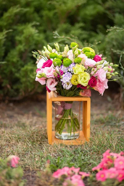 Blumenstrauß Einer Vase Auf Einem Hintergrund Aus Gras lizenzfreie Stockbilder