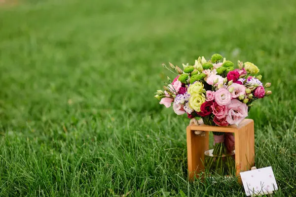 Blumenstrauß Einer Vase Auf Einem Hintergrund Aus Gras Visitenkarte Mit Stockbild