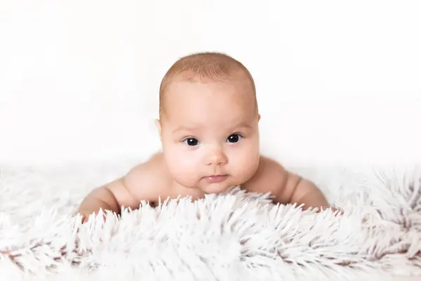 Retrato Uma Criança Sobre Fundo Branco Retrato Bebê Deitado Sua Fotografias De Stock Royalty-Free
