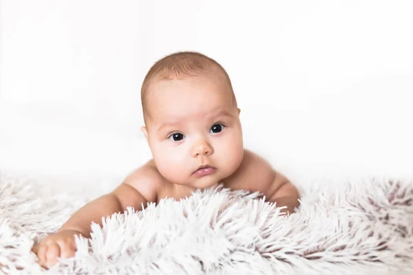 Retrato Bebé Sobre Fondo Blanco Retrato Bebé Acostado Boca Abajo Imagen De Stock