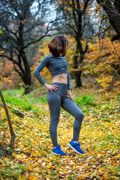 Szczupła Kobieta Legginsach Wierzchołku Upraw Pozuje Jesiennym Lesie Jaki Sport — Zdjęcie stockowe