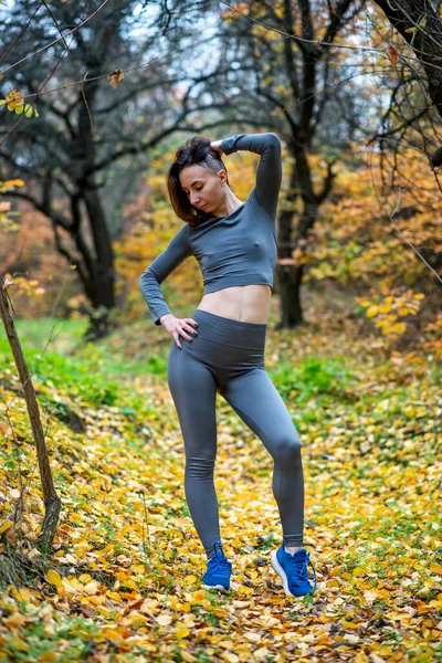 Eine Schlanke Frau Leggings Und Bauchfreiem Oberteil Posiert Herbstlichen Wald — Stockfoto