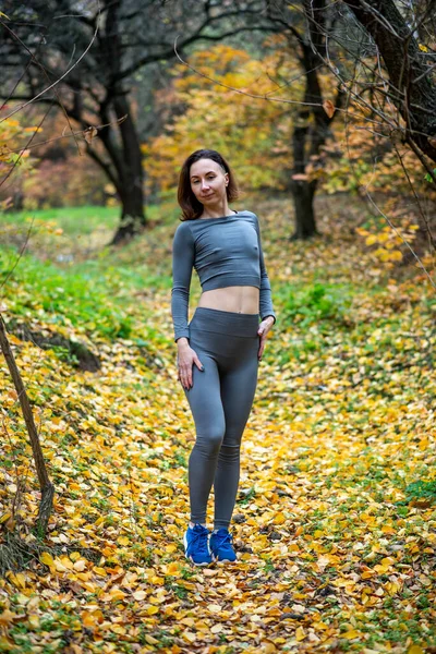 Szczupła Kobieta Legginsach Wierzchołku Upraw Pozuje Jesiennym Lesie Jaki Sport — Zdjęcie stockowe