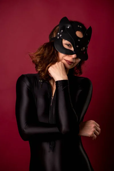 性感的年轻女人 身穿黑色紧身衣 戴着猫面具 成人角色扮演 — 图库照片