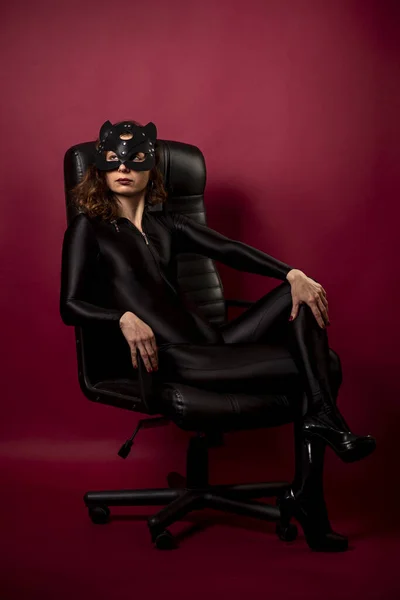 Sexy Jonge Vrouw Met Zwart Bodysuit Kattenmasker Rollenspel Voor Volwassenen — Stockfoto
