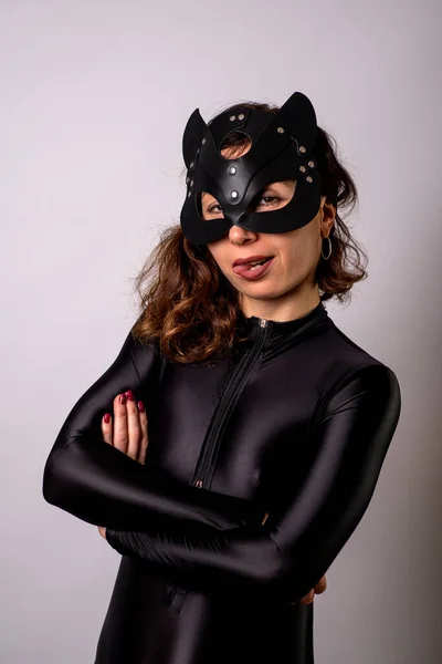 Sexy Mladá Žena Černým Oblekem Kočičí Maskou Hraní Role Dospělého Stock Fotografie