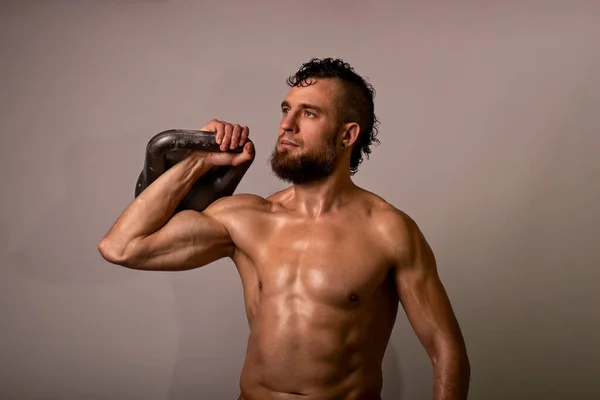근육질의 남자가 배경에 포즈를 취합니다 스포츠 — 스톡 사진