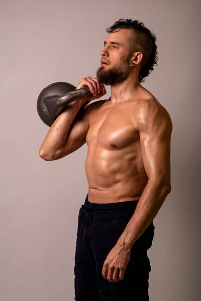 Homem Jovem Muscular Posando Com Kettlebell Fundo Leve Estilo Vida — Fotografia de Stock