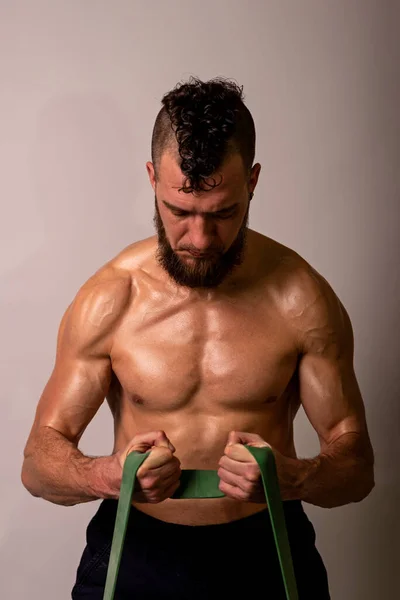 Homem Jovem Muscular Posando Com Pneus Esportivos Fundo Leve Estilo — Fotografia de Stock