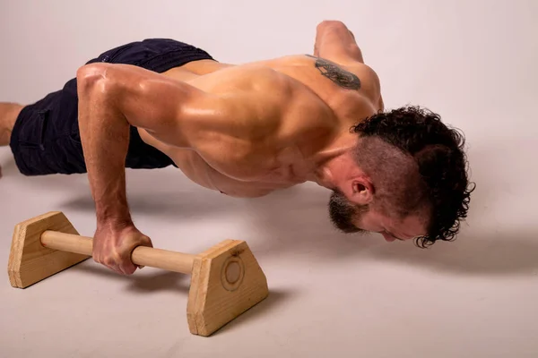 Young Muscular Man Doing Push Ups Parapets Sports Lifestyle — Stock Photo, Image
