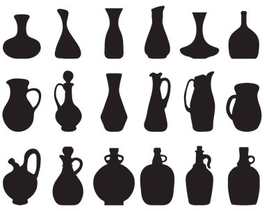 Şarap için siyah kâseler ve sürahiler.