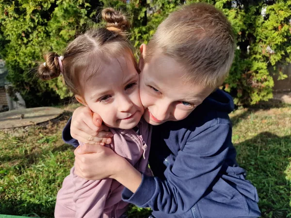 Primo Piano Simpatico Fratellino Sorella Abbracciare Godendo Mentre Seduto Sulla — Foto Stock
