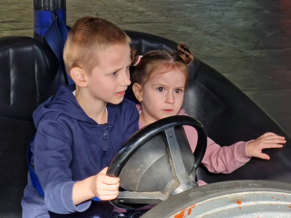 Kid Jongen Duwen Rijden Auto Met Weinig Peuter Meisje Schattig — Stockfoto