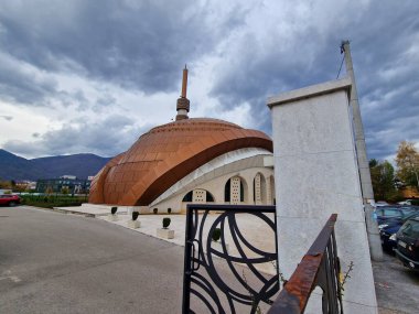 Ilidza, Bosna-Hersek - Kasım 04 2022. Saraybosna 'daki güzel Merkez Camii Ilidza' nın dışı.
